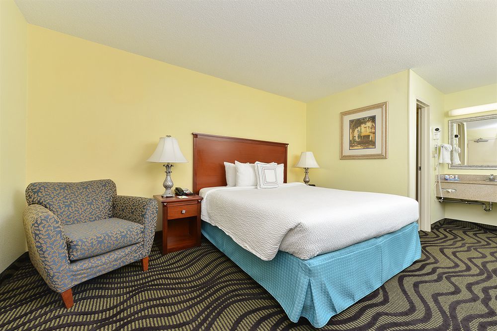 Baymont By Wyndham Savannah Midtown Экстерьер фото