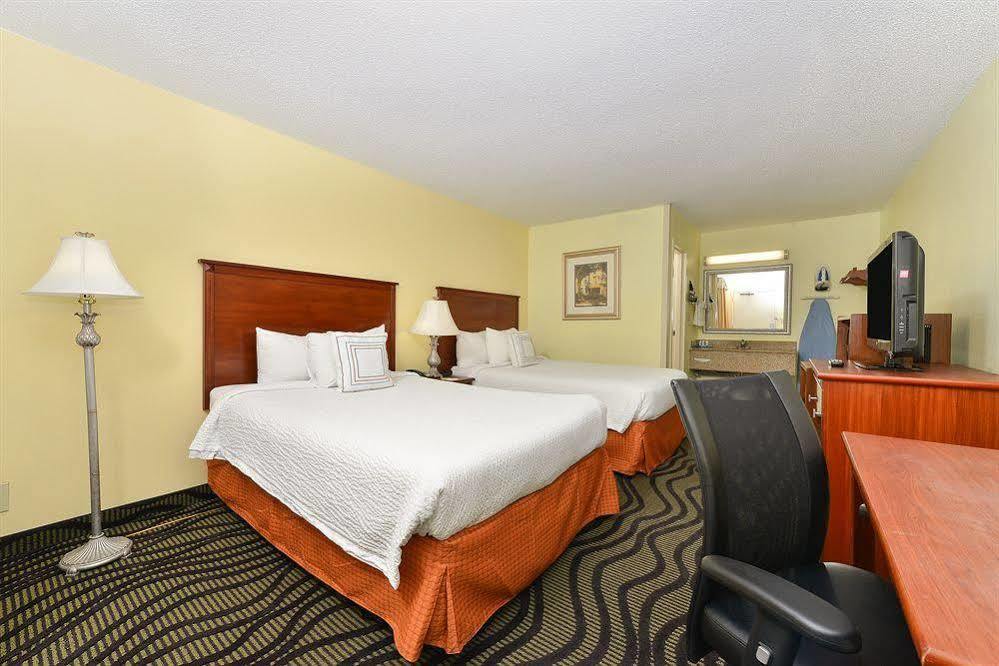 Baymont By Wyndham Savannah Midtown Экстерьер фото
